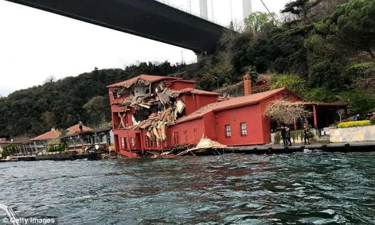 Τάνκερ διέλυσε έπαυλη στην ακτή του Βοσπόρου και μοίρασε πανικό (βίντεο)